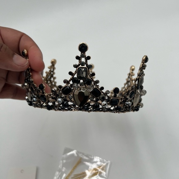 An Exquisite Vintage-Inspired Royal Crown - Picture 4 of 7